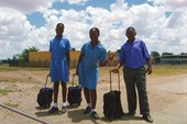 Намибия.Школьники с портфелями.